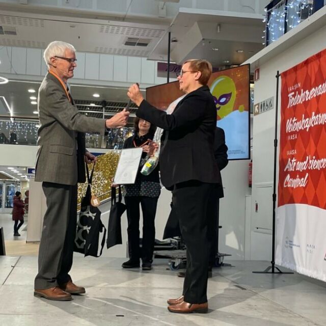 Glädjande nyheter - Docent Johanna Wassholm, chefredaktör för Historisk Tidskrift för Finland, erhåller Åbo Akademis kanslerpris 2023. Varma gratulationer Johanna!

Wassholm, docent i Rysslands och Nordens historia och specialforskare vid Åbo Akademi, fick kanslerspris för sin djupgående forskning i Finlands och Rysslands historia och för sin roll som aktuell samhällsdebattör. Wassholm fick motta priset av kansler Carl G. Gahmberg. Priset överräcktes åt henne 17.11.2023.